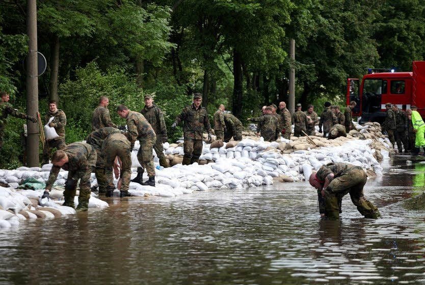 Bundeswehrsoldaten halfen vor einem Jahr dabei, den Gimritzer Damm gegen das Hochwasser zu verteidigen.