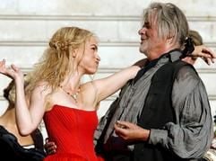 Nina Hoss als «Buhlschaft» neben dem reichen Prasser Jedermann (Peter Simonischek) in «Jedermann» von Hugo von Hofmannsthal in Salzburg. (Foto: dpa)
