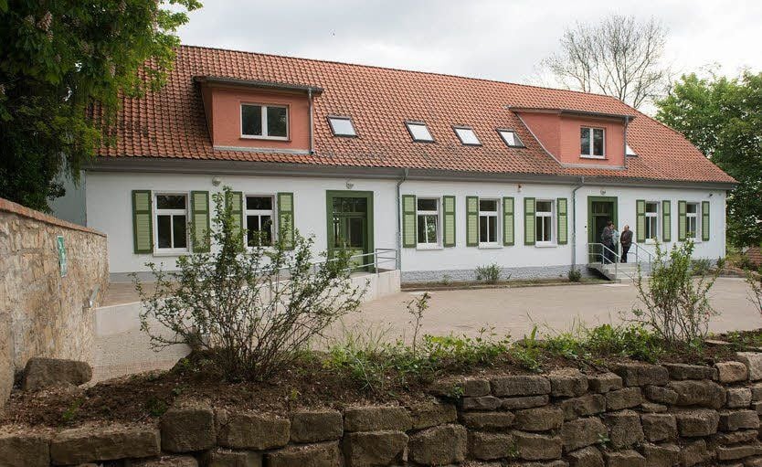 Blick auf die Vorderseite des aus dem 19. Jahrhundert stammenden Gebäudeteils, der wieder sein historisches Bild zeigt.