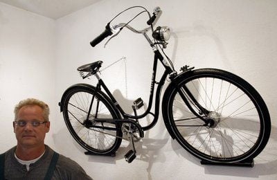 Frank Leue, Mitbegründer der Firma «Weltrad Manufactur» in Schönebeck (Salzlandkreis) steht am Mittwoch (03.09.2008) vor einem Fahrrad aus der Produktpalette der Firma. (Foto: dpa)