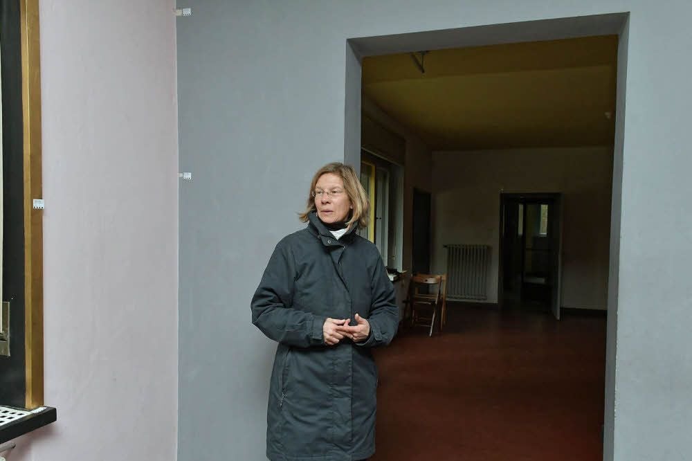 Monika Markgraf erklärt, dass der Durchbruch zwischen den Haushälften wieder geschlossen wird.