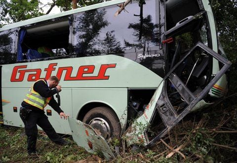 Ein zerstörter Bus steht neben der Autobahn A5 bei Heitersheim in einem Waldstück. (FOTO: DPA)