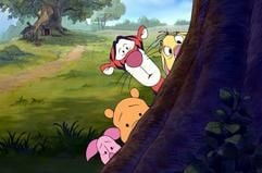 Die Freunde (von oben) Rabbit, Tigger, Winnie Puh und Ferkel blicken in dem neuen Kinofilm «Heffalump - ein neuer Freund für Winnie Puuh» verunsichert hinter einem Baumstamm hervor (Szenenfoto). Die Einwohner des Hundertmorgenwaldes sind in heller Aufregung, als sie eines Morgens riesige Fußstapfen entdecken. Also machen sich Winnie Puh, Rabbit, Tigger, Ferkel und der Rest der Gemeinschaft auf die Suche nach dem vermeintlichen Ungeheuer. Doch sie finden einen neuen Freund, das lilafarbene Heffalump Lumpi... Der Film basiert auf dem Kinderbuchklassiker von A.A. Milne. Starttermin des Zeichentrickabenteuers für die ganze Familie. (Foto: Buena Vista/dpa)