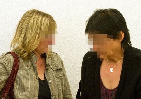 Die beiden angeklagten Erzieherinnen der toten zweijährigen Lilly warten im Amtsgerichtes in Eberswalde. (FOTO: DPA)