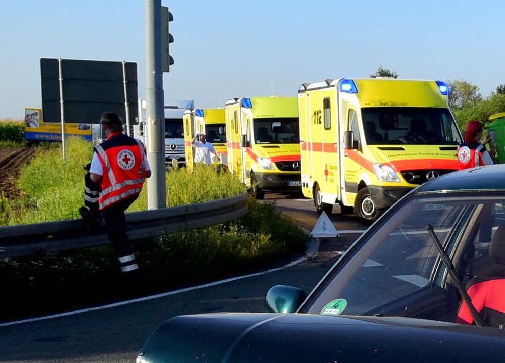 Bei Unfällen wie jenem auf der Bundesstraße 87 nahe Gernstedt ist schnelle Hilfe notwendig, sind die Retter gefordert. Jetzt ist der Rettungsdienst in den Regionen Naumburg-Nebra und Weißenfels selbst in einer Notsituation.