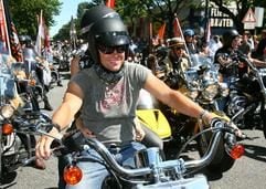 Der Trainer des HSV, Thomas Doll, startet auf einer Harley-Davidson zusammen mit mehreren Tausend Harley-Davidson-Fahrern am Sonntag (16.07.2006) zu einem Korso durch Hamburg. (Foto: dpa)