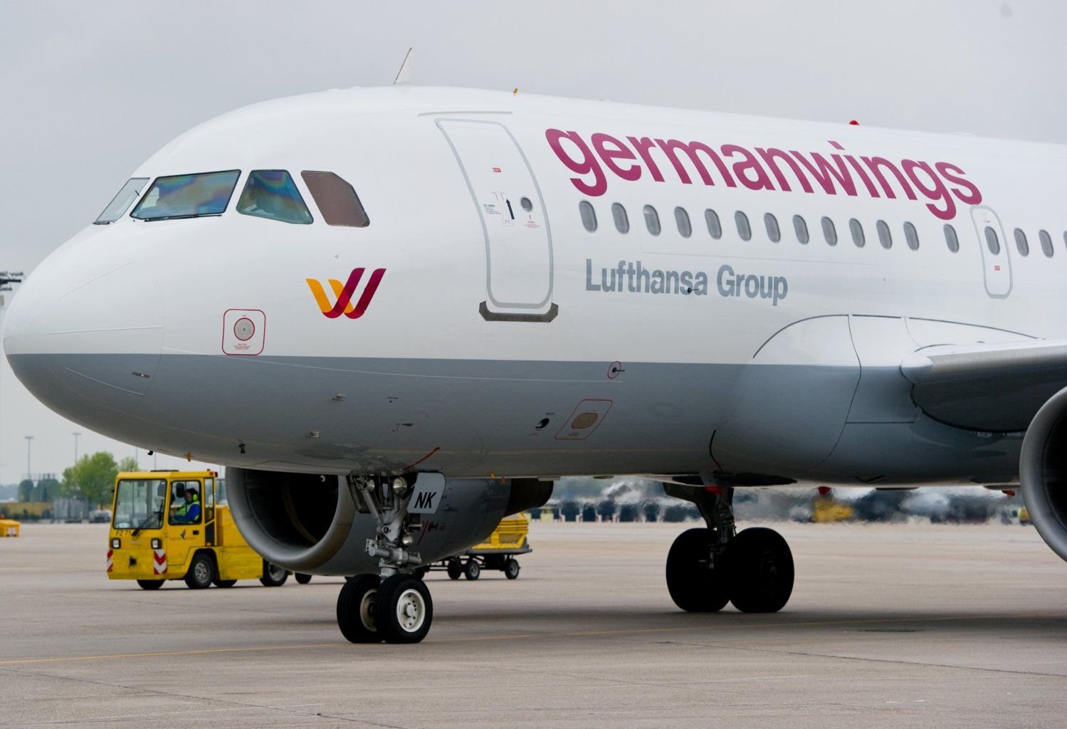 Ein Airbus A319 von Germanwings steht auf einem Vorfeld des Flughafen Stuttgart (Baden-Württemberg).