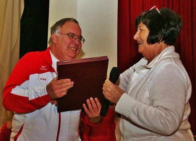 Ute Vogel überreicht Fred Bittner die Ehrenplakette.