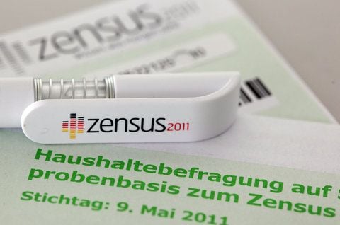 Ein Kugelschreiber liegt auf einem Statistikbogen für die Volkszählung Zensus 2011. (FOTO: DPA)