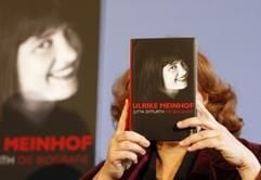 Die Buchautorin Jutta Ditfurth hält in Berlin bei der Buchvorstellung der Ulrike-Meinhof-Biografie das Buch vor ihr Gesicht. (Foto: dpa)