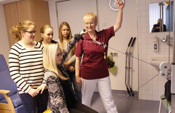 Sylvia Kreutz lädt zur Übungsrunde in der Physiotherapie ein. Ärztin Birgit Saul erklärt die Blutgruppenbestimmung.