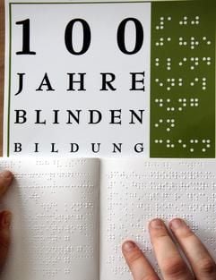 Ein Blinder liest im Berufsbildungswerk für Blinde und Sehbehinderte gGmbH in Chemnitz eine Broschüre in Braille-Schrift. (Foto: dpa)