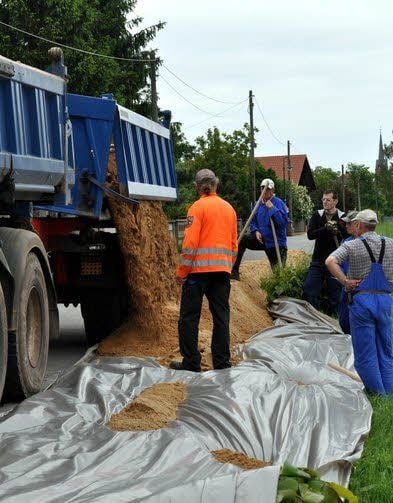 In der Elbstraße in Elster entsteht ein 300 Meter langer Damm.