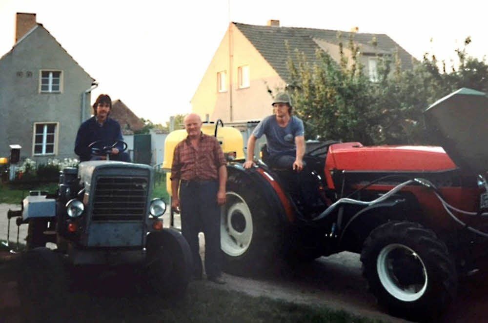 Anfang der 1990er Jahre schaffte der Obsthof neue Technik wie den Traktor rechts an, links ist der alte Eigenbau zu sehen. Im Bild: Die Brüder Guido und Oliver (rechts) sowie ihr Vater Heinz Zwicker (Mitte).