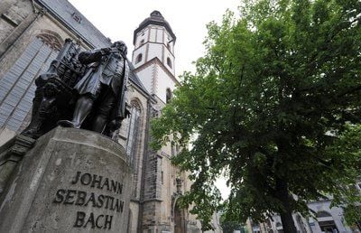 Das Bronze-Denkmal von Johann-Sebastian Bach auf dem Leipziger Thomaskirchhof vor der Thomaskirche. Nun hat auch die Stadt Mühlhausen ein Bach-Denkmal. (FOTO: DPA)