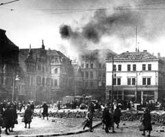 Der Marktplatz von Magdeburg nach einemBombenangriff im Zweiten Weltkrieg. Die Elbestädtergedachten am Donnerstag des schweren Luftangriffsvor 58 Jahren. (Foto: Stadtarchiv Magdeburg)