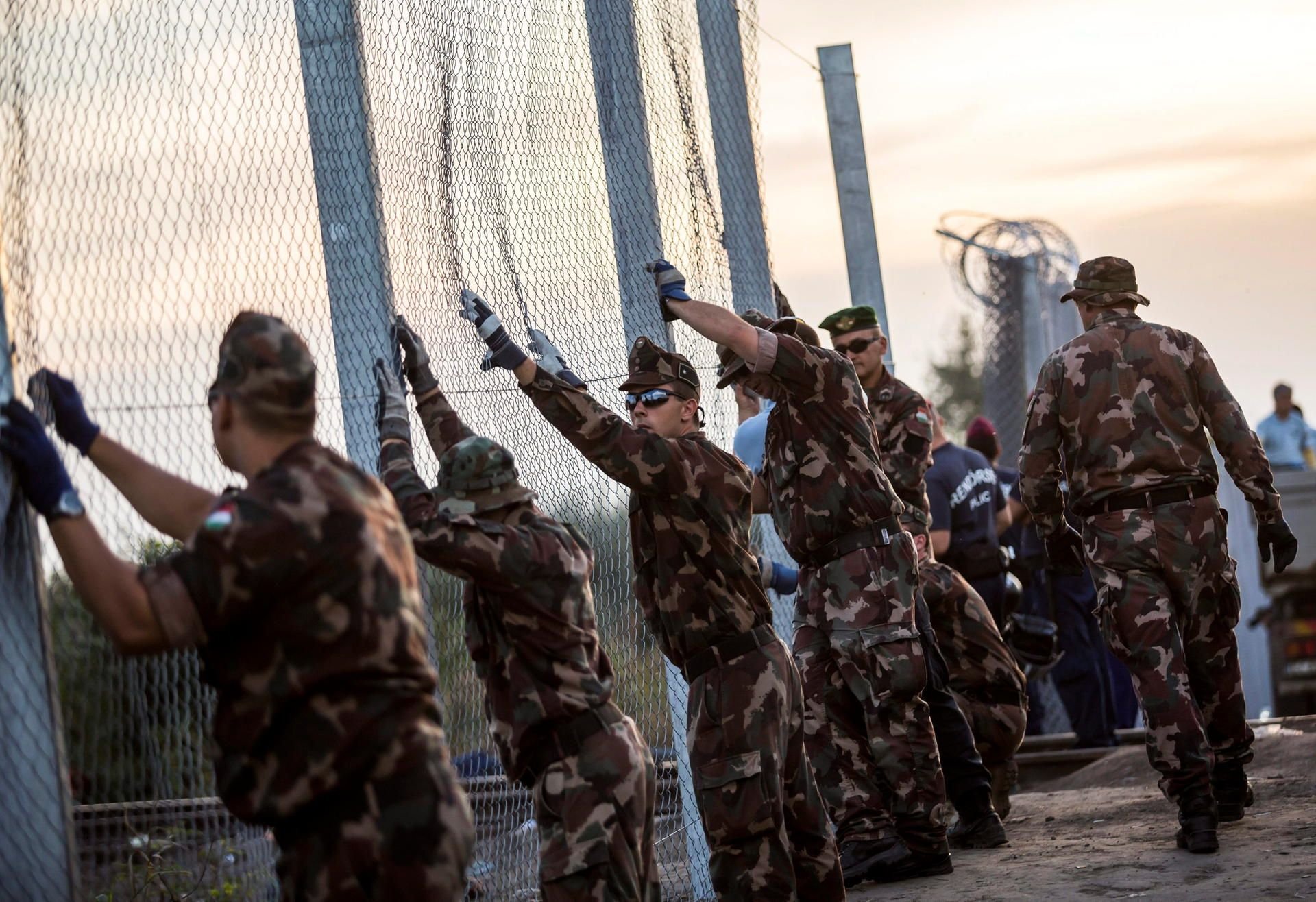 Ungarische Soldaten errichten an der Grenze zwischen Serbien und Ungarn einen Zaun.