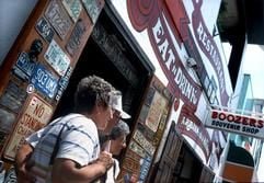 Charlies's Bar lockt Reisende aus aller Welt an - viele haben etwas zurückgelassen und beispielsweise ihre Kennzeichen an die Türen genagelt (Foto: dpa)