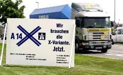 Ein Großplakat wirbt in Haldensleben bei der A14-Verlängerung für die sogenannte X-Variante. (Foto: dpa)