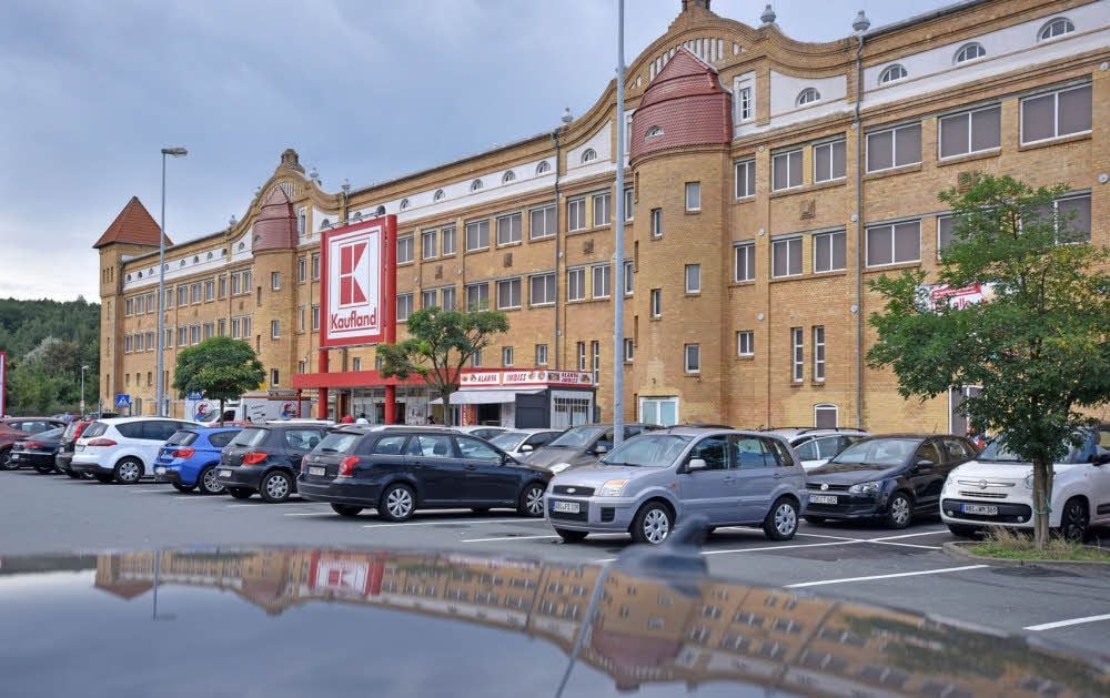 Die Einzelhandelskette Kaufland verpasst sich in der Bitterfelder Bismarckstraße einen neuen Anstrich.
