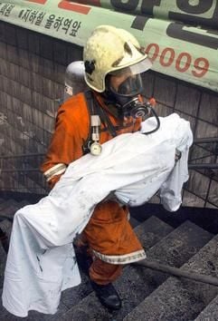 Eine Leiche wird abtransportiert (Foto: dpa)