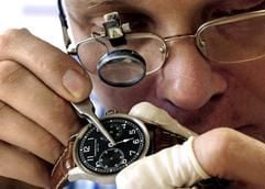 Uhrmachermeister Dirk Dornblüth arbeitet am Dienstag (16.03.2004) in seiner Werkstatt in Kalbe/Milde mit einer Lupe vor dem Auge an einer Uhr. (Foto: dpa)