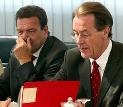 Ernste Mienen bei Kanzler und Parteichef: Gerhard Schröder und Franz Müntefering. (Foto: dpa)
