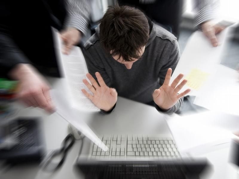 Irgendwann packt man es nicht mehr: Eine wachsende Zahl von Beschäftigten empfindet Dauerstress bei der Arbeit. Doch dagegen aufzumucken, ist nicht so einfach.