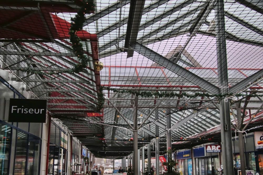 Das Glasdach der Passage ist komplett mit einem Netz gesichert.