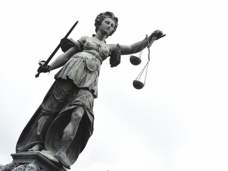 Eine Bronzestatue der römischen Göttin der Gerechtigkeit, Justitia. Foto: Arne Dedert/Archiv