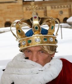 Andre Eisermann posiert am Montag (13.03.2006) im Kostüm des bayerische Märchenkönigs König Ludwig II. vor der Kulisse des Schlosses Neuschwanstein in Füssen. (Foto: dpa)