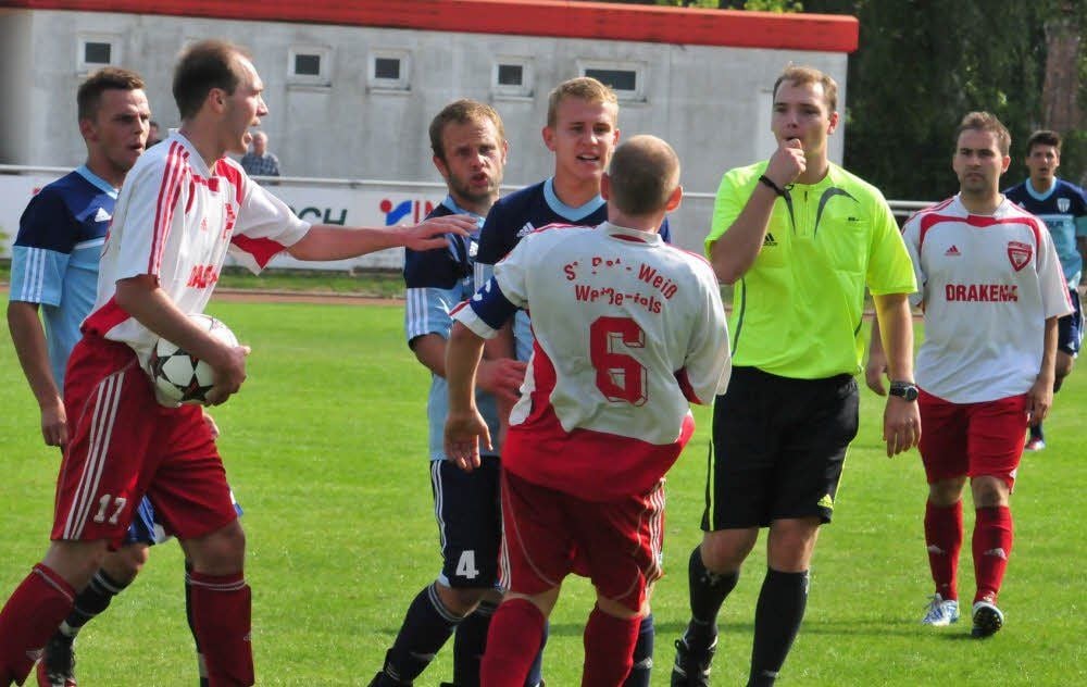 Eine seltene Situation in einem fairen Spiel: Der Weißenfelser Ronny Wendler und Seebens Markus Allert geraten aneinander.