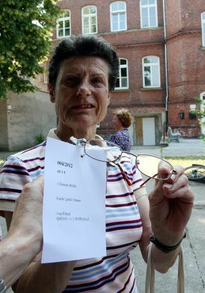 Ingrid Dohnke ruft erstaunt: „Das sieht aus wie meine Brille, die ich verloren habe!“