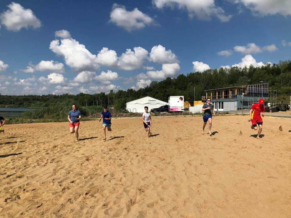 Der Nachwuchs der DLRG-Ortsgruppe Geiseltalsee trainiert wieder regelmäßig im Strandbad Stöbnitz, hier Sprintläufe.