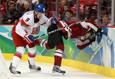 Tschechiens Milan Michalek (links) checkt Lettlands Karlis Skrastins. (FOTO: DPA)
