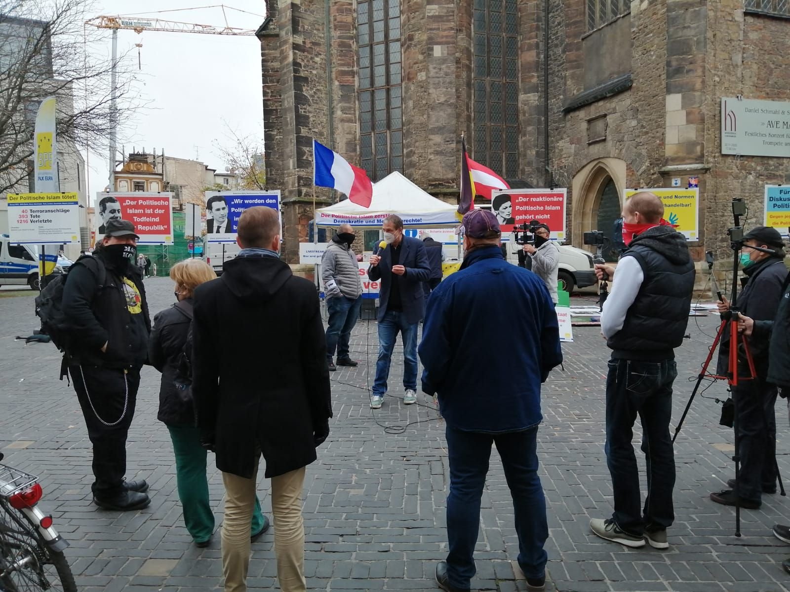 Der bekannte Rechtsextremist Michael Stürzenberger spricht vor der Konzerthalle Ulrichskirche in Halle.