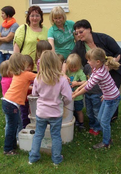 Die Kinder sind nach der Flut wieder bester Stimmung.