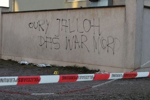 An eine Fassade wurde laut Polizei zudem der Schriftzug «Oury Jalloh, das war Mord» gesprüht. (FOTO: LUTZ SEBASTIAN)