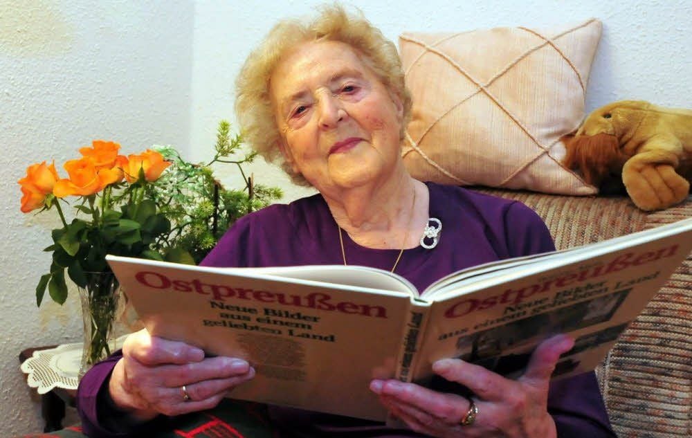 Liest immer noch viel: Eva Maria Beyer mit einem Buch über ihre Heimat Ostpreußen.
