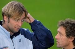 Der Mainzer Trainer Jürgen Klopp und Hamburgs Trainer Thomas Doll (l.) unterhalten sich vor dem Spiel. (Foto: dpa)