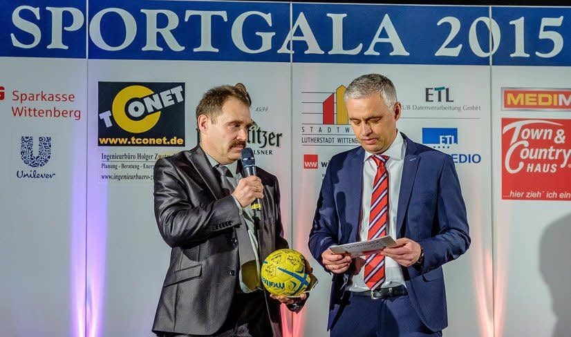 KSB-Präsident Uwe Loos brachte den Handball mit den Unterschriften der iranischen Nationalmannschaft zur Versteigerung mit.