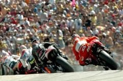 Vor voll besetzten Rängen findet am Samstag (17.07.2004) das Qualifikationstraining zum Motorrad-Grand-Prix auf dem Sachsenring bei Hohenstein-Ernstthal statt. (Foto: dpa)