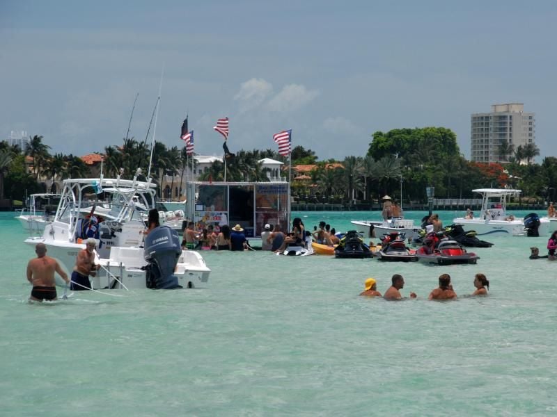 Baden ohne großes Risiko: Das Wasser ist an der Haulover-Sandbank meist nur knietief.