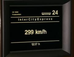 Bei Allersberg erreicht der Premierenzug auf der ICE-Neubaustrecke München - Nürnberg am Samstag (13.05.2006) Tempo 299 Km/h. Am 28. Mai 2006 wird auf der Strecke der reguläre Bahnbetrieb aufgenommen. (Foto: dpa)