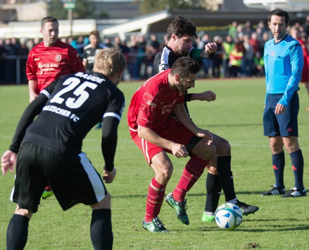 Marcel Baude (Nr. 25) und Tim Kruse (2.v.r.) gehörten zuletzt nicht zur Startelf des HFC.