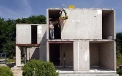 Die Bauherrin Beate von Zweydorff steht am Mittwoch (13. Juli 2005) in Mehrow bei Berlin nebem dem Richtkranz ihres zukünftigen Einfamilienhauses, das aus alten Bauelementen aus WBS70-Bauten und anderen DDR-Wohnhäusern errichtet wird. (Foto: dpa)