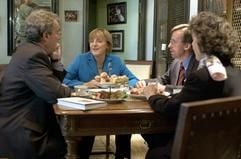 Bei Kaffee und Kuchen sitzen der BDA-Präsident Dieter Hundt, die CDU-Vorsitzende Angela Merkel, BDA-Hauptgeschäftsführer Reinhard Göhner und Hundts Ehefrau Christina (v.l.) im "Tucher", einem Restaurant in Berlin. (Foto: dpa)