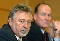 Klaus Steffenhagen (l), Polizeipräsident der Stadt Köln, und Jürgen Kapischke, Leitender Oberstaatsanwalt, geben am Donnerstag (15.07.2004) in Köln eine Pressekonferenz, bei der sie Auskünfte über Ermittlungen gegen fünf Polizeibeamte eines Spezialeinsatzkommandos geben. Insgesamt werden den Beamten sechs Straftatbestände wie Körperverletzung im Amt oder Strafvereitelung vorgeworfen. Das gesamte SEK-Kommando ist aufgelöst worden und alle Verdächtigen wurden vom Dienst suspendiert. (Foto: dpa)