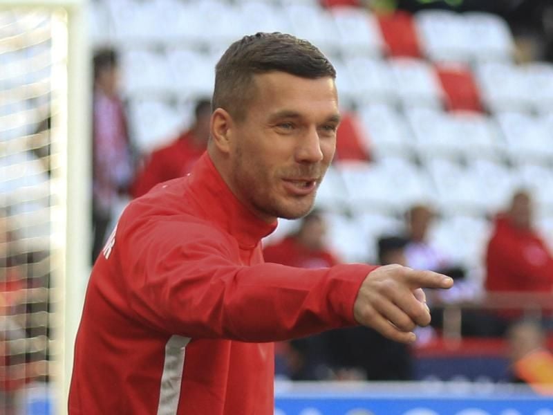 Lukas Podolski von Antalyaspor gestikuliert beim Aufwärmen. Foto: -/AP/dpa