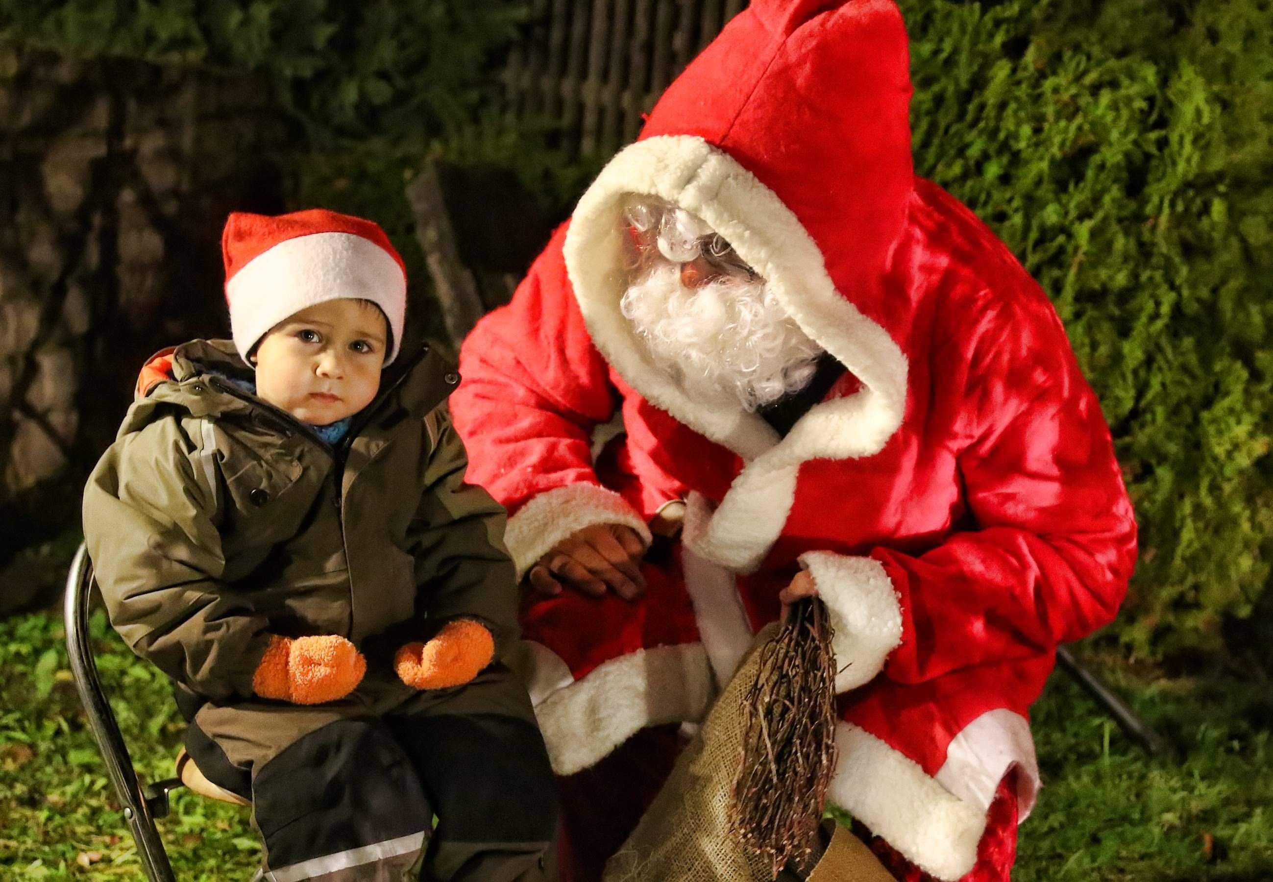 Beim Weihnachtsmarkt in Wettelrode kam sogar der Weihnachtsmann. Max verriet dem Rotrock was er sich wünschte.
